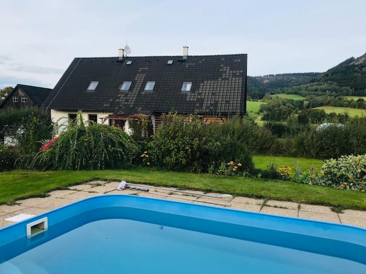 Apartman V Chaloupce Na Vrsku Bernsdorf エクステリア 写真