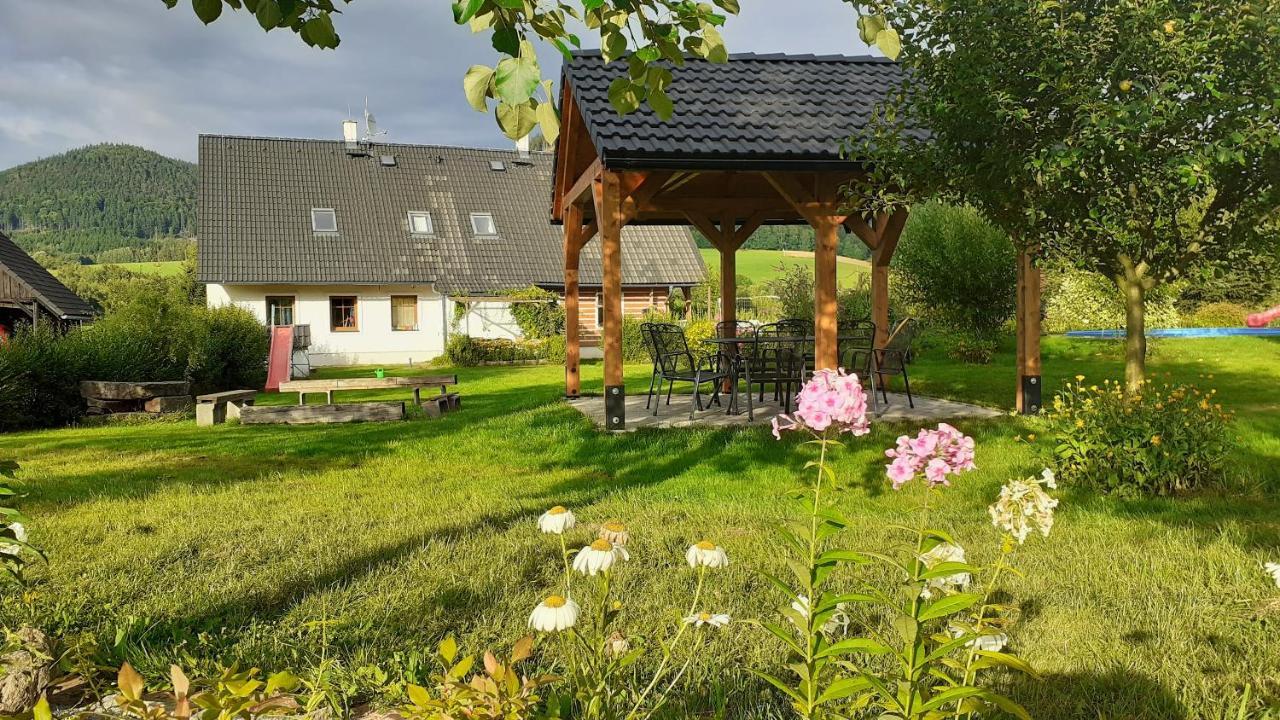 Apartman V Chaloupce Na Vrsku Bernsdorf エクステリア 写真